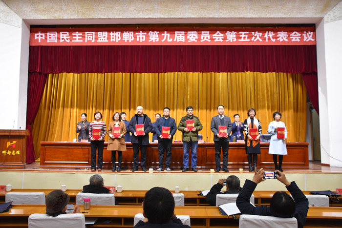 主席,民盟市委主委董卫出席会议并讲话,民盟市委副主委王爱军,温玉泉