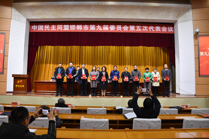 主席,民盟市委主委董卫出席会议并讲话,民盟市委副主委王爱军,温玉泉