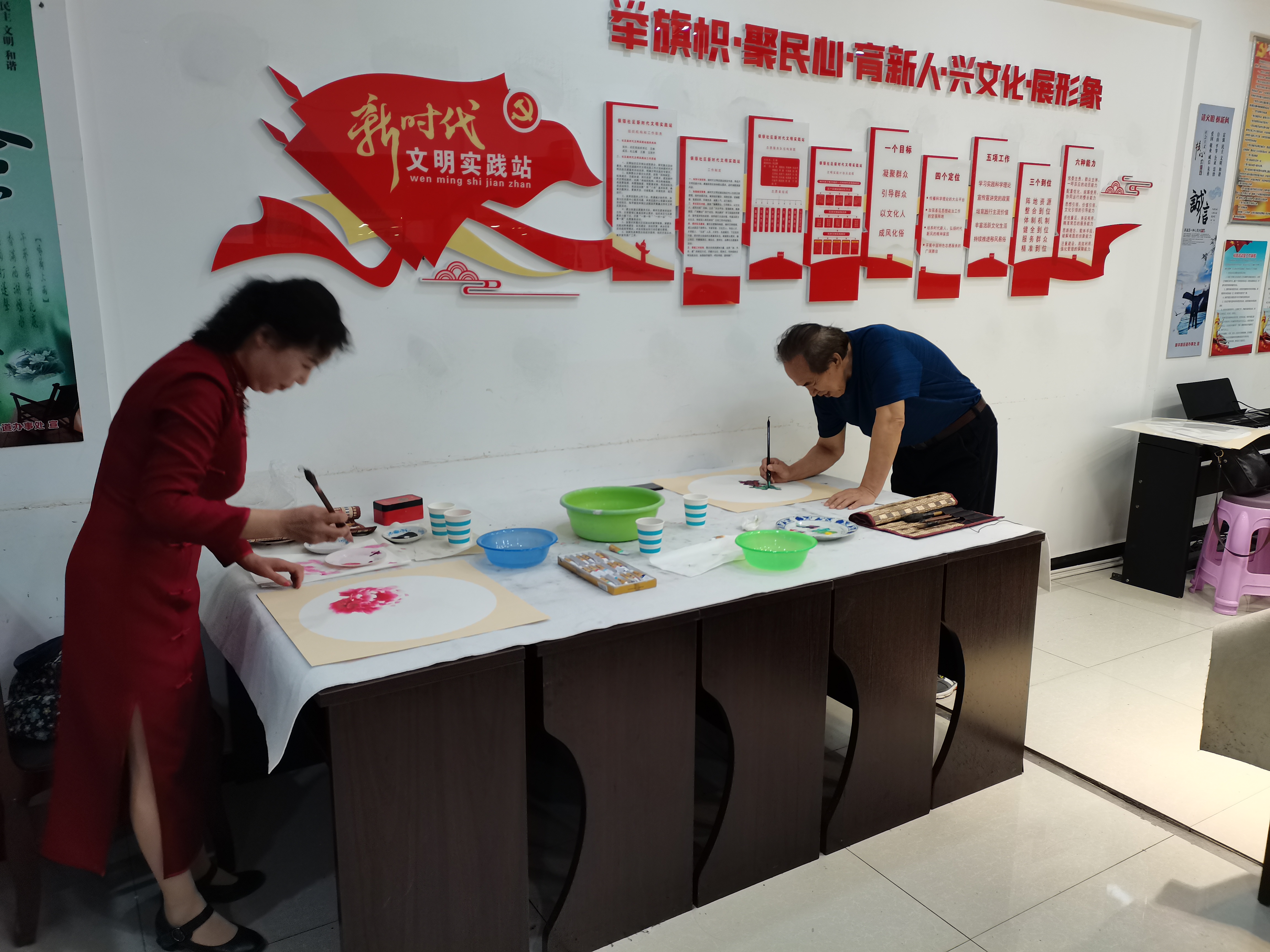 翰墨丹青迎国庆 文化送福慧居民(图4) 翰墨丹青迎国庆 文化送福慧居民(图4)