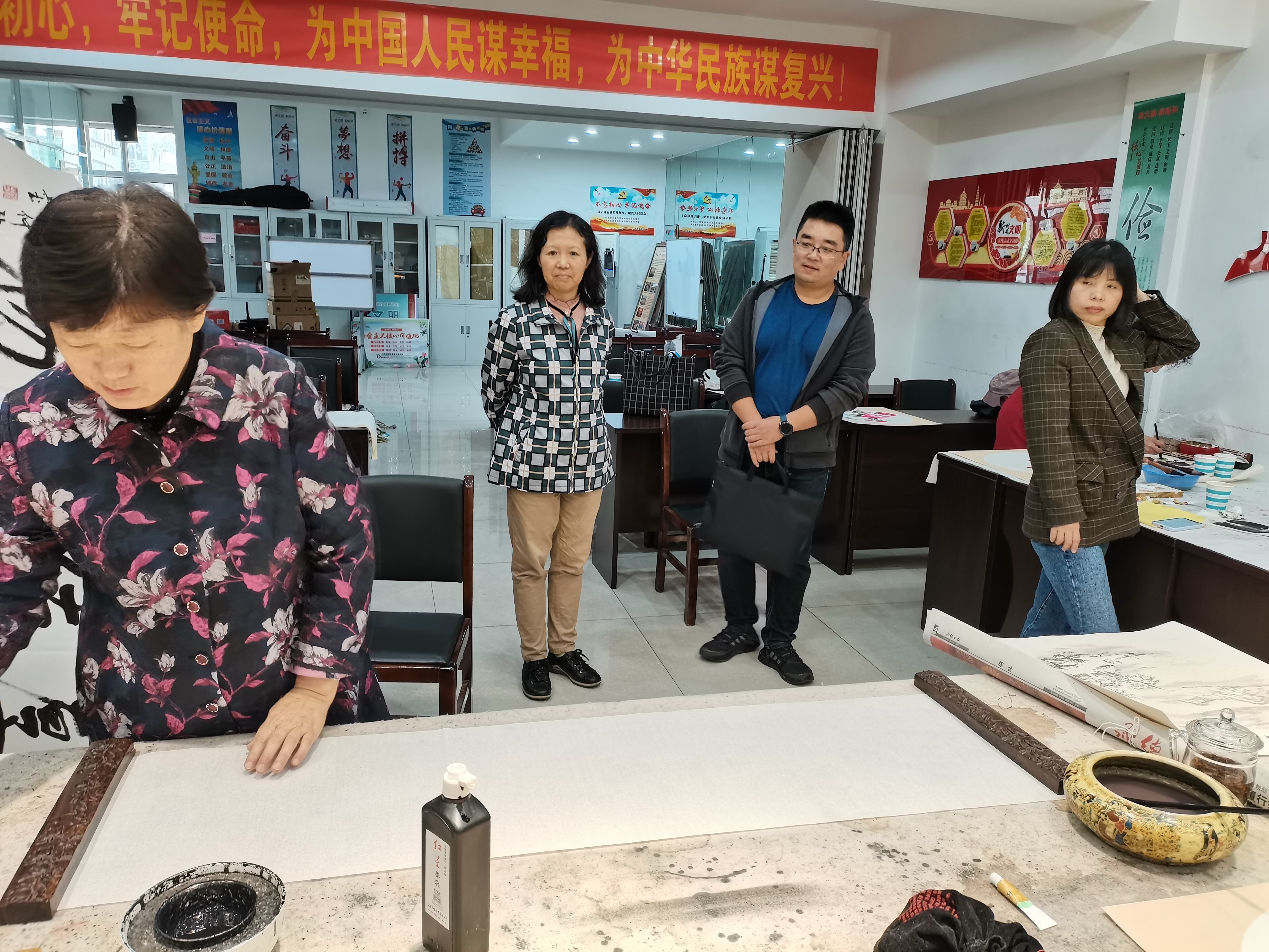 翰墨丹青迎国庆 文化送福慧居民(图3) 翰墨丹青迎国庆 文化送福慧居民(图3)