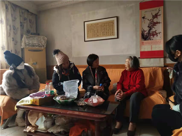 情系老盟员  薄礼暖人心 ——省直工委综一总支慰问老同志(图1)