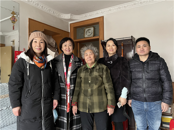 情系老盟员  薄礼暖人心 ——省直工委综一总支慰问老同志(图4)