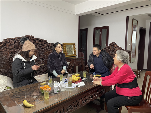 情系老盟员  薄礼暖人心 ——省直工委综一总支慰问老同志(图2)