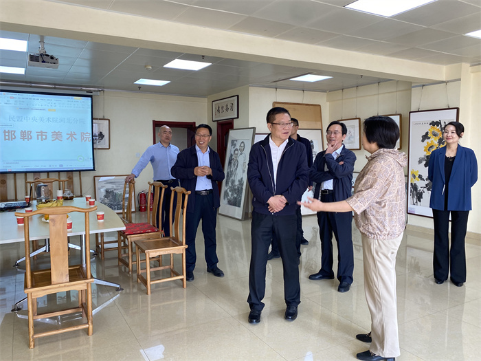 河北省委统战部副部长柴建民一行到民盟邯郸市美术院“盟员之家”调研(图1)