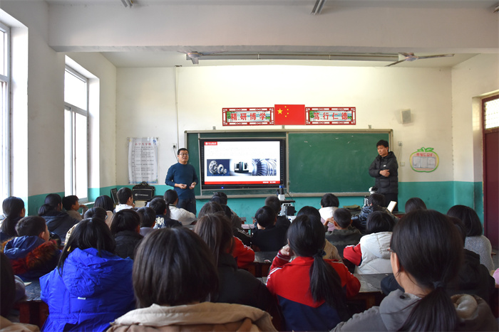 民盟邯郸市委到肥乡区赵寨村举行“博士工作站”揭牌仪式和“科技进校园”活动(图2)