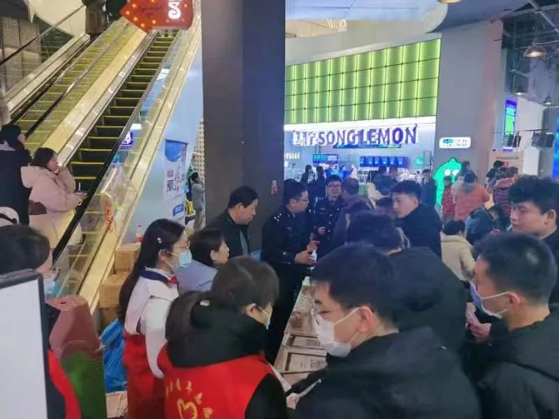 民盟邢台市委联合邢台市疾控中心、信都区卫健局开展“凝聚社会力量 合力共抗艾滋”宣传活动(图2)
