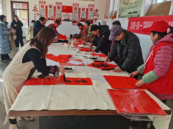 笔墨迎新春 丹青送祝福——民盟唐山市委春联送福进乡村(图1)