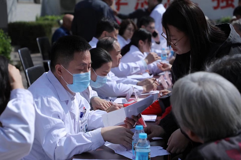 民盟石家庄市委组织开展送医下乡活动(图1)