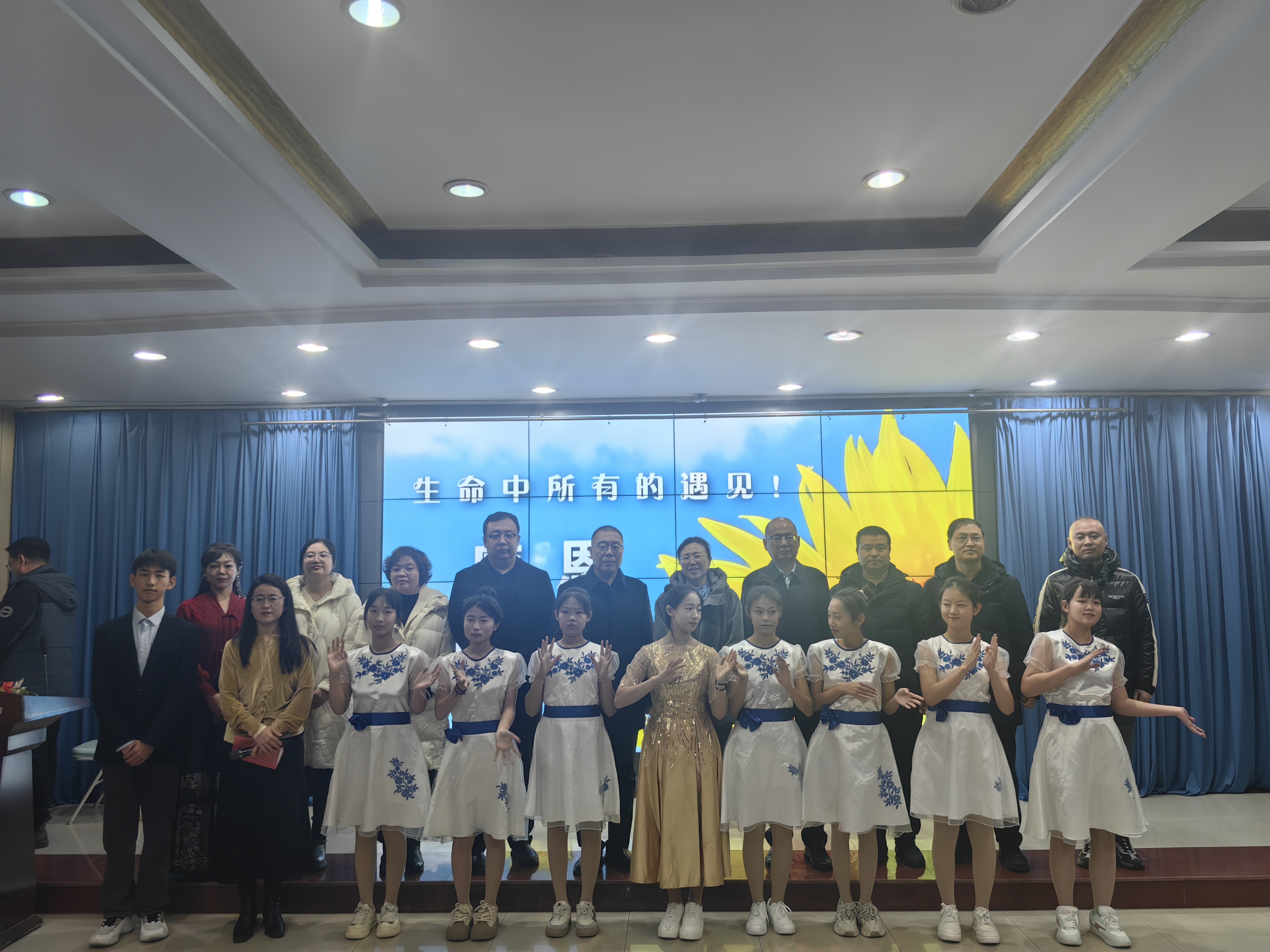 民盟张家口市委联合张家口市特殊教育学校举行“冬日暖阳 大爱同心”颁奖仪式(图1)