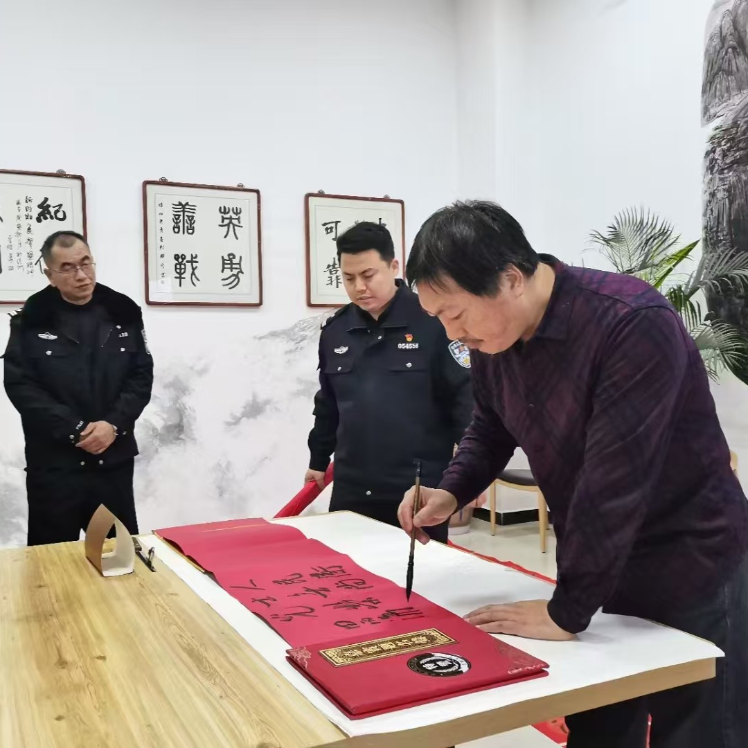 民盟沧州美术院走进市特警支队开展“迎新春、写春联、送祝福”活动(图2)