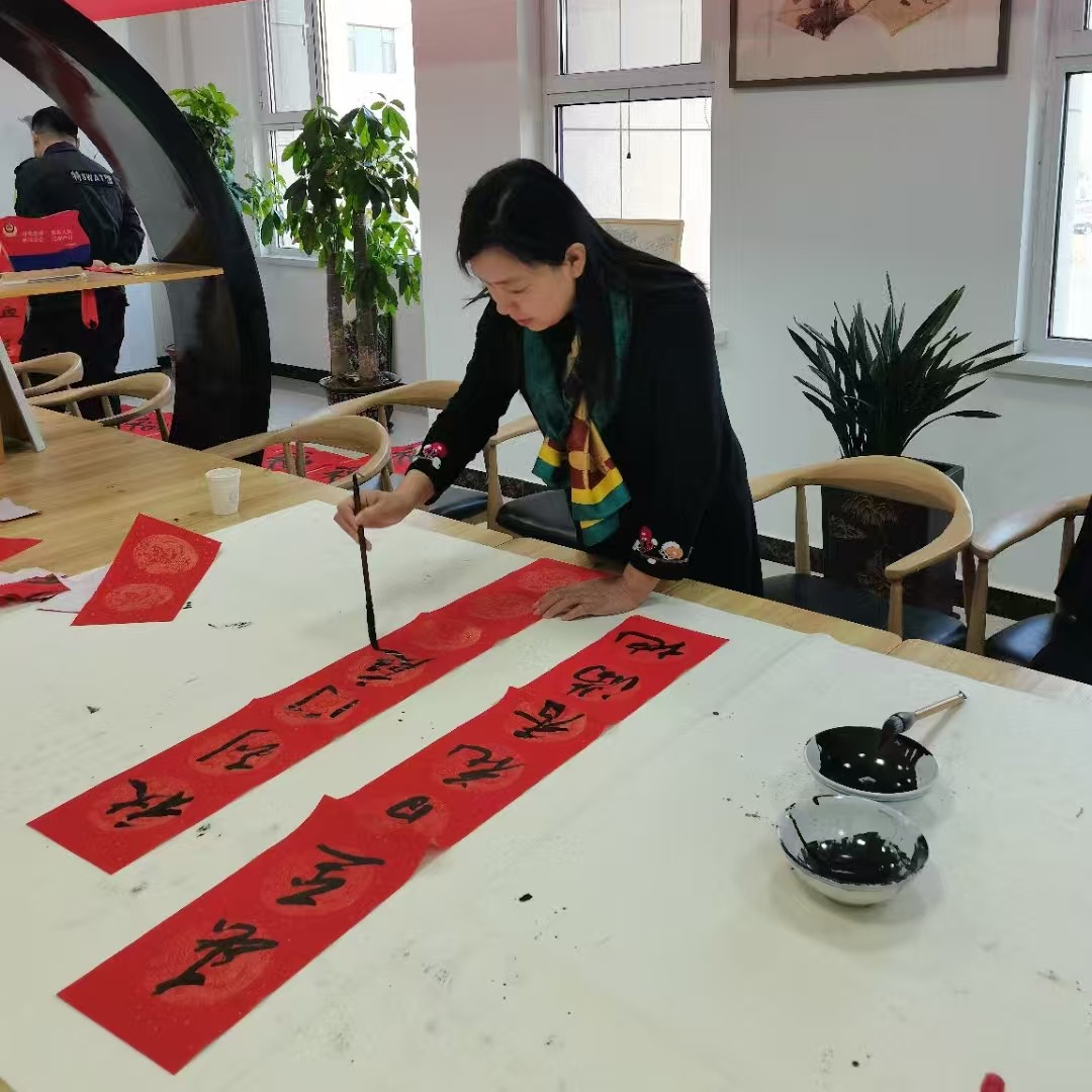 民盟沧州美术院走进市特警支队开展“迎新春、写春联、送祝福”活动(图5)