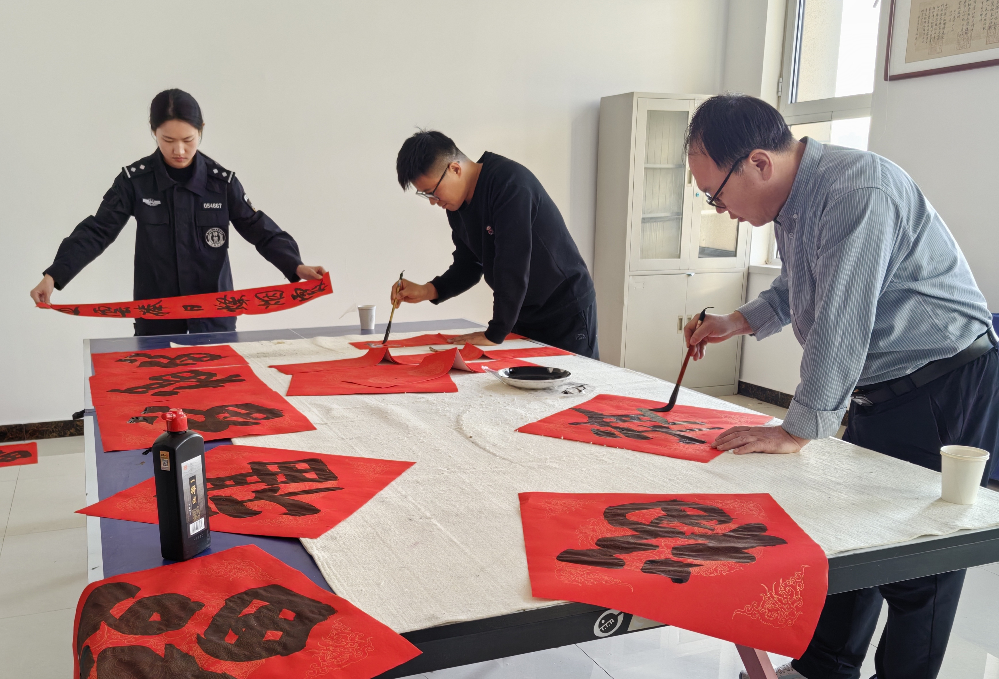 民盟沧州美术院走进市特警支队开展“迎新春、写春联、送祝福”活动(图6)