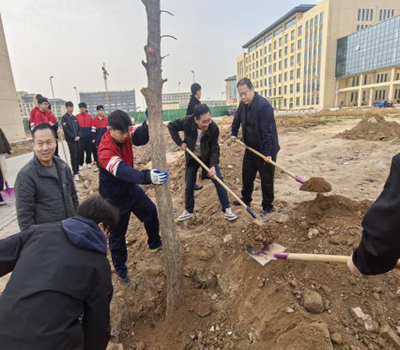 民盟河北省直经济总支开展“为校园添绿，为环保助力”植树活动(图1)
