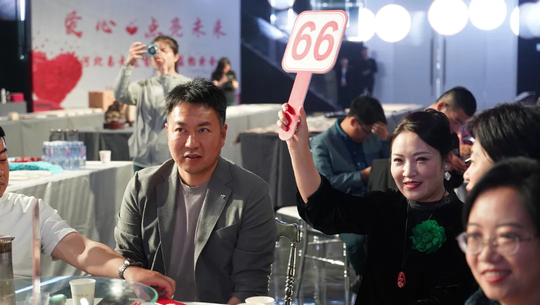 民盟廊坊市委携手多家爱心企业“爱心·点亮未来”公益拍卖会成功举办(图3) 民盟廊坊市委携手多家爱心企业“爱心·点亮未来”公益拍卖会成功举办(图3)