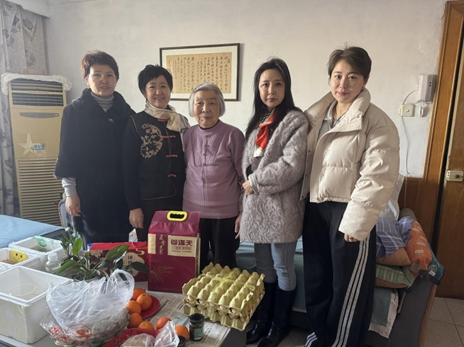 综合一总支开展春节前夕慰问退休老盟员活动(图1) 综合一总支开展春节前夕慰问退休老盟员活动(图1)