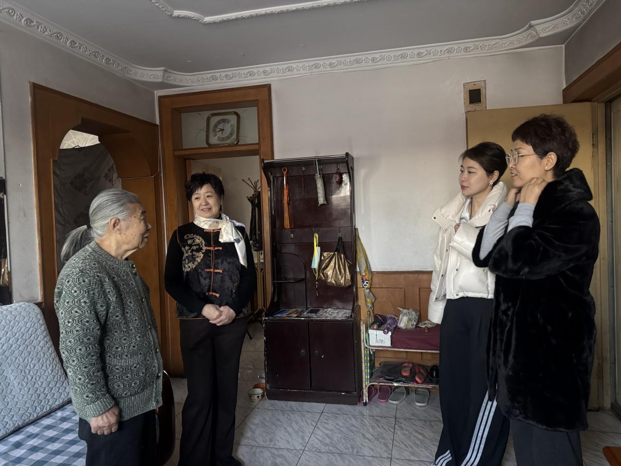 综合一总支开展春节前夕慰问退休老盟员活动(图2) 综合一总支开展春节前夕慰问退休老盟员活动(图2)