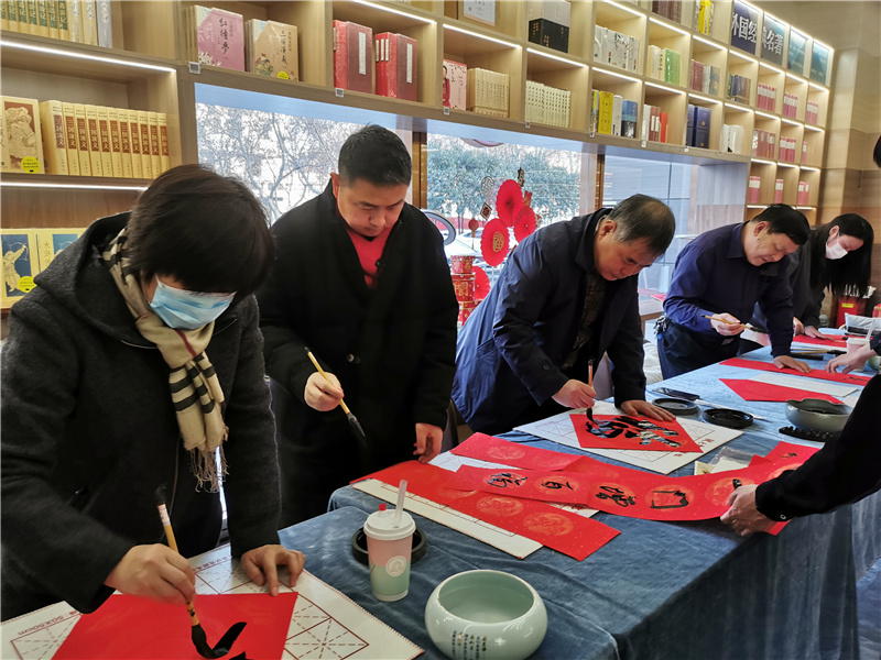 民盟邯郸市美术院书画家们积极开展“春联进万家”活动(图2)