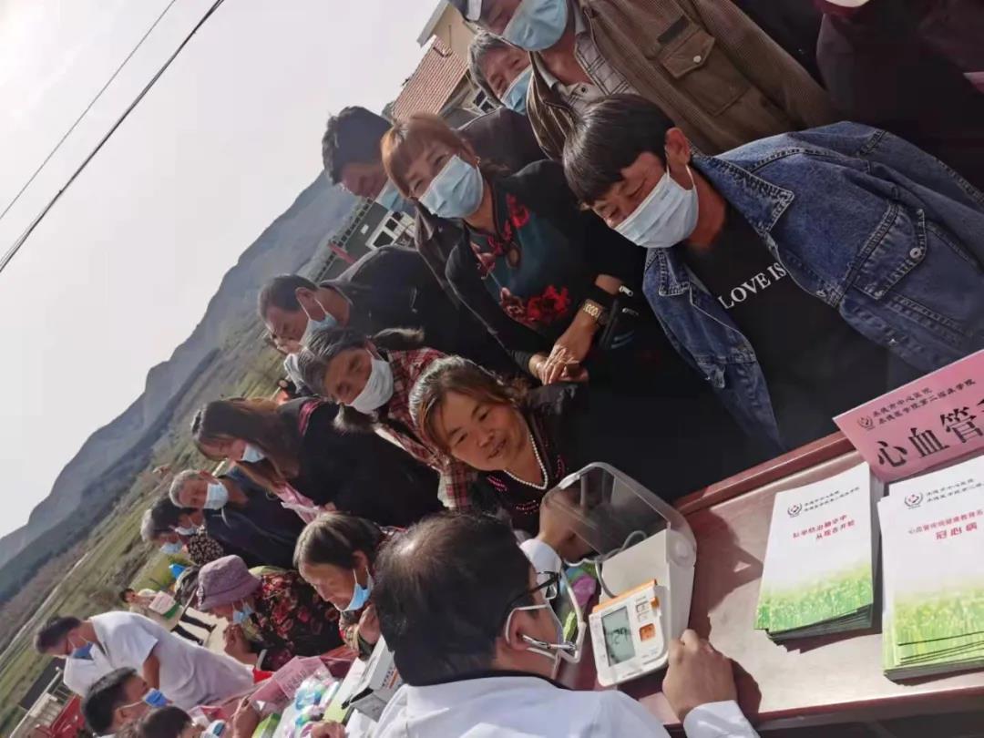 惠民义诊下乡村，春风化雨助振兴--民盟承德市委赴围场县棋盘山镇金水泉村开展助力乡村振兴活动(图3)